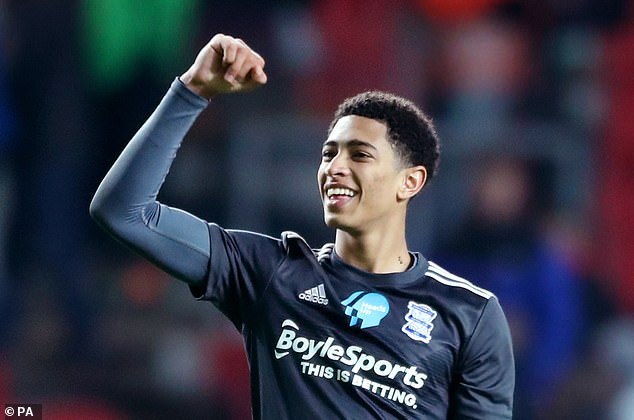 日本男篮表现惊艳观众（日本男篮神勇发挥震撼全场）