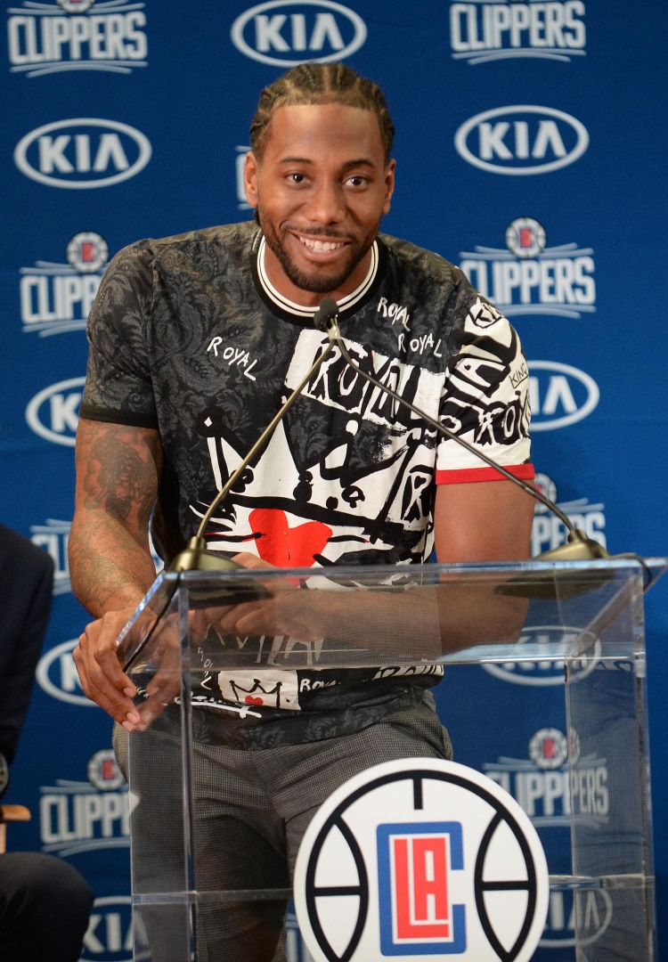 曼联明年还将不得不花巨资买人。（曼联明年仍难免砸重金引援）