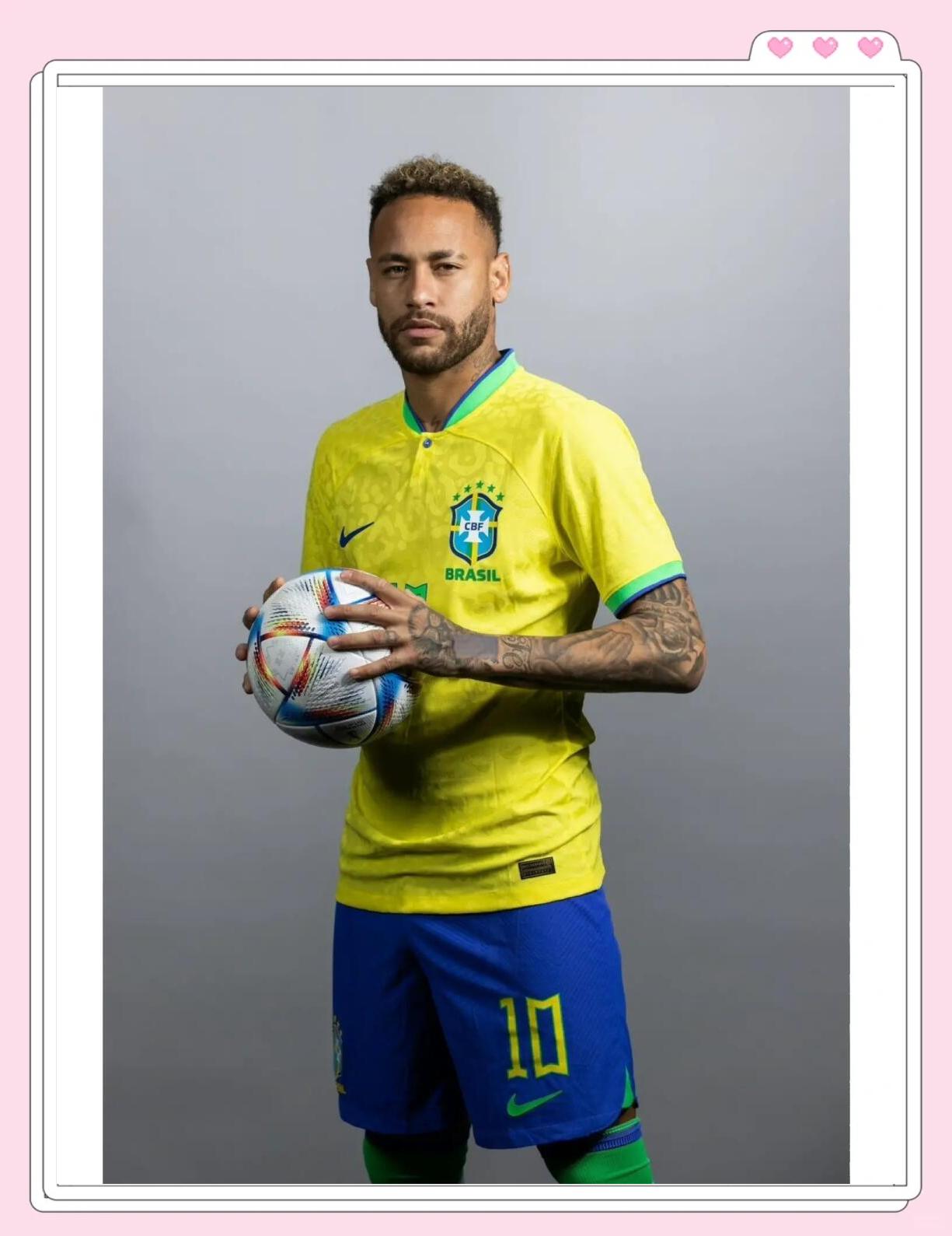 队友疯狂给他做掩护