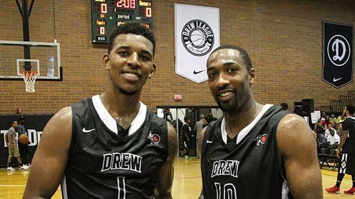 排面，泰州当地路牌上写着“苏超冠军城，泰州欢迎您”（泰州路牌打出“苏超冠军城，泰州欢迎您”，排面十足）