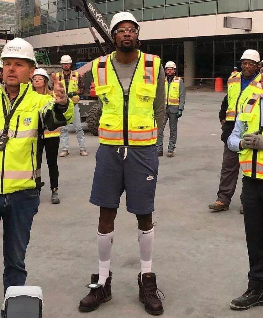 媒体人：李贤重几乎以一己之力摧毁中国男篮的外线防守（媒体人称：李贤重几乎凭一己之力击穿中国男篮外线防线）