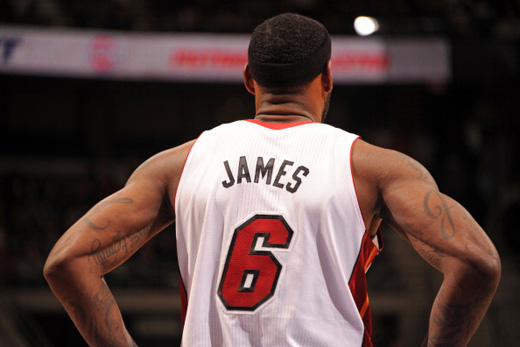 在极光下滑冰，这算不算人生的“高光”时刻？（极光之下滑冰，是否人生最闪耀的瞬间？）